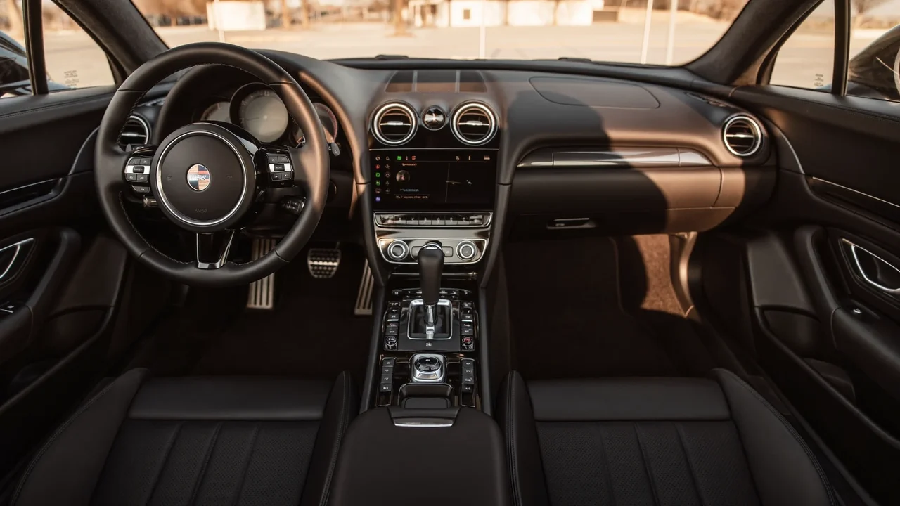 Sauberer Fahrzeuginnenraum im goldenen Licht mit Zubehör auf der Mittelkonsole